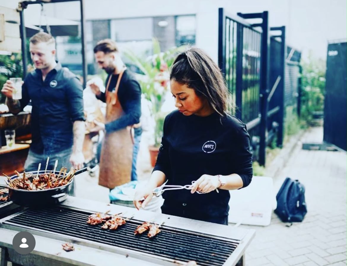 Saté van de grill wordt gekeerd tijdens een buitenfeest