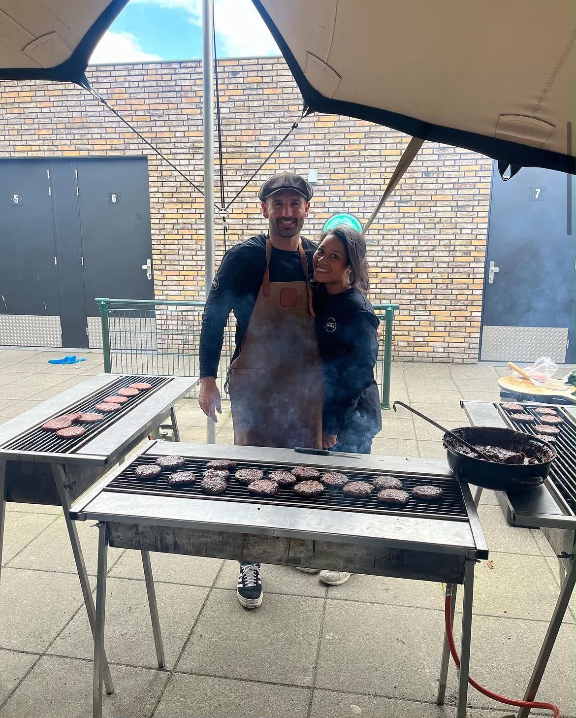 Huvi en zijn partner achter de grills, midden in de rook